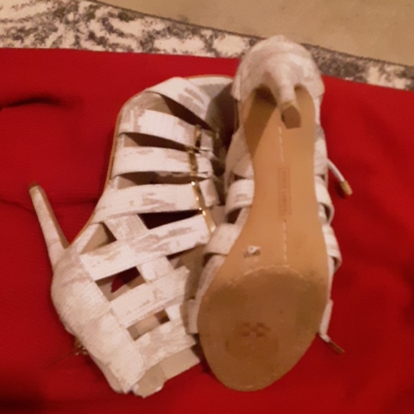 Vince Camuta.  Lace up shoe @ zipper back - Picture 4 of 8